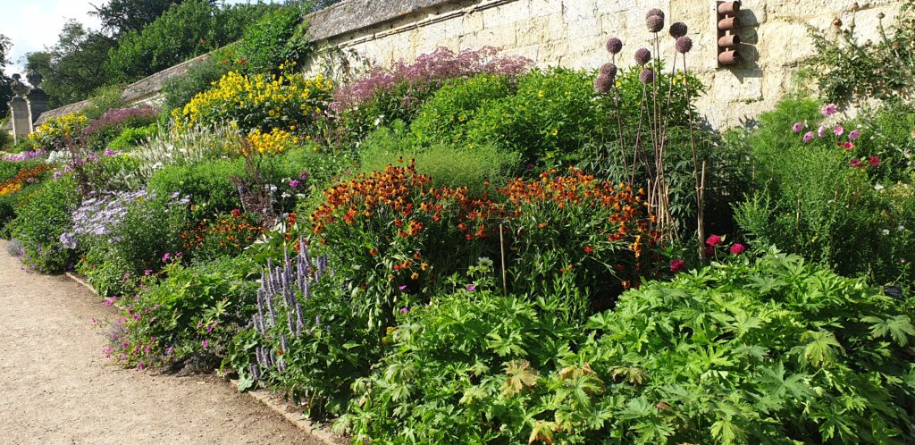 Klassieke vaste plantenborder in een Engelse tuin
