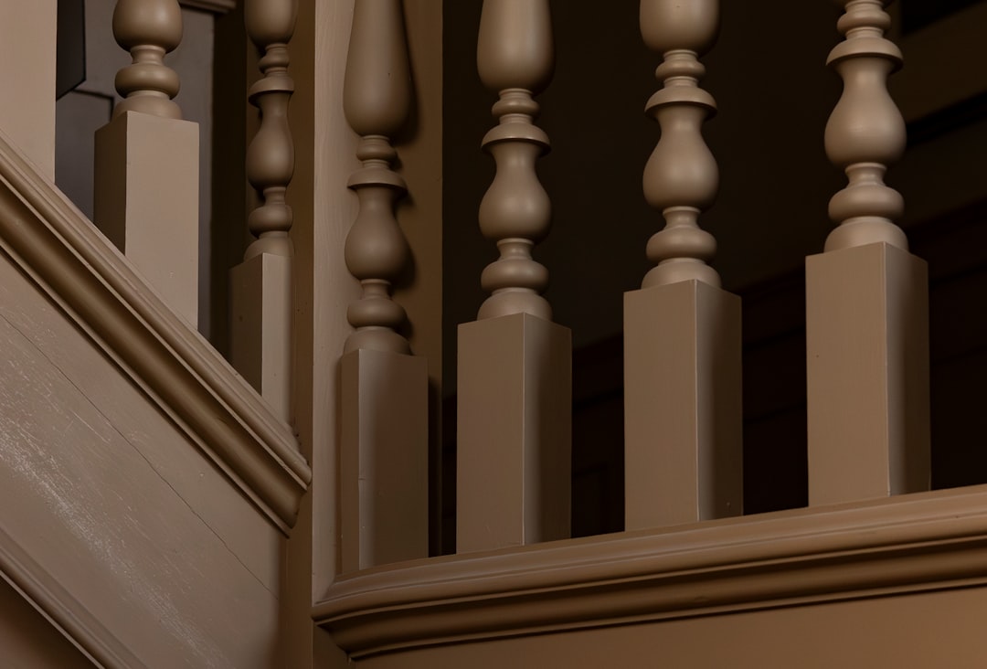 Veilig een losse trapleuning vastzetten in je woning