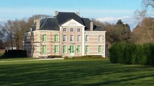 Kasteel in een groene omgeving als visuele referentie