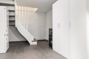 Slim ingerichte trapkast met opbergvakken