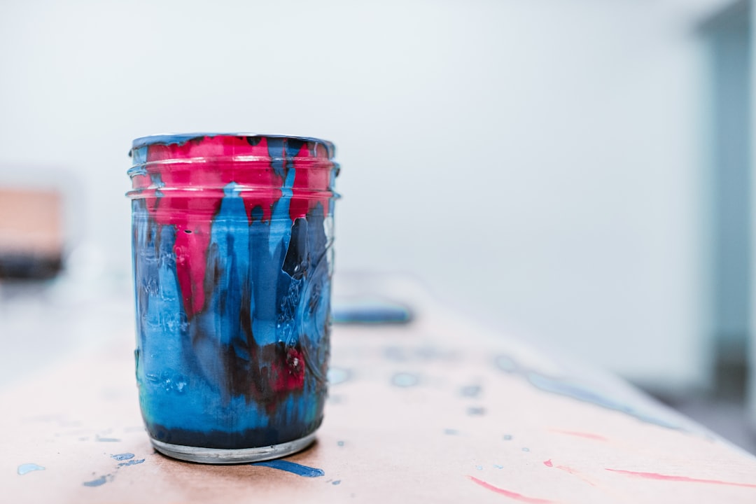Zo gebruik je plakkaatverf op glas voor mooie raamdecoraties