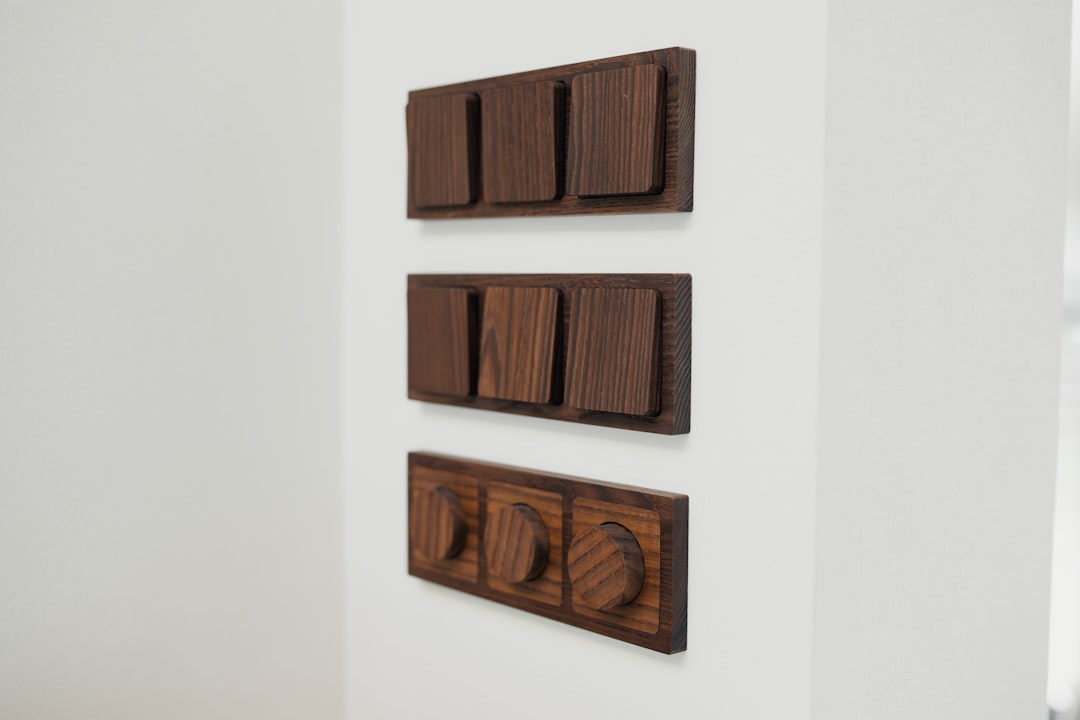 Zelf houten kapstokhaken maken met een designlook voor je interieur