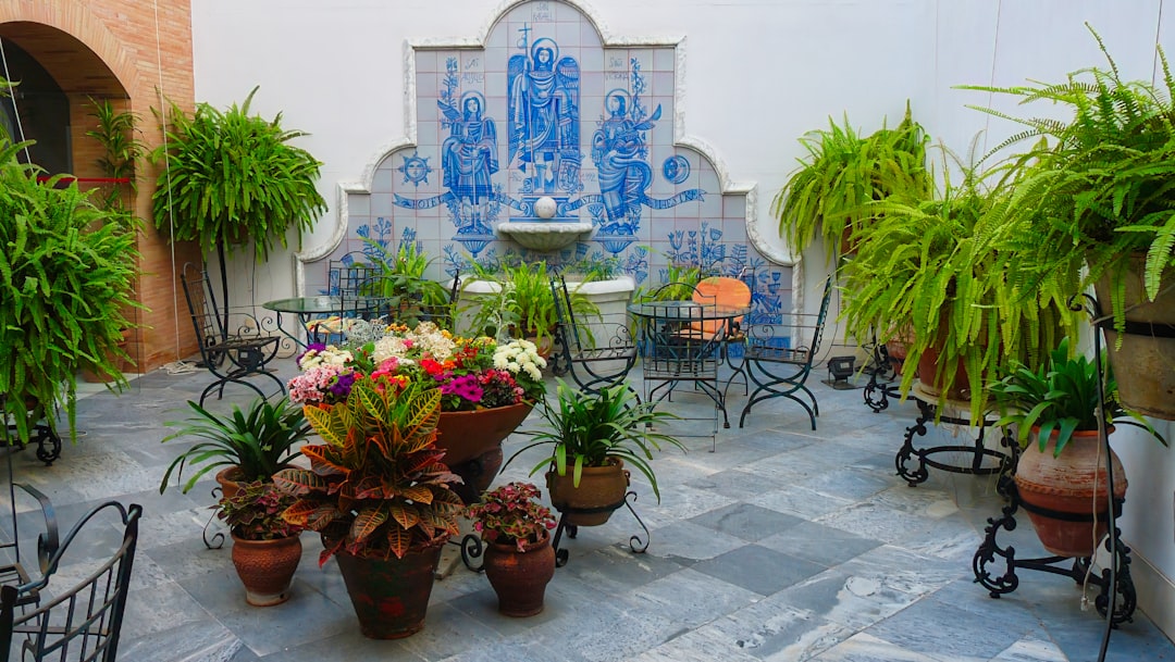 Mediterrane sfeer in huis met warme tinten, natuurlijke materialen