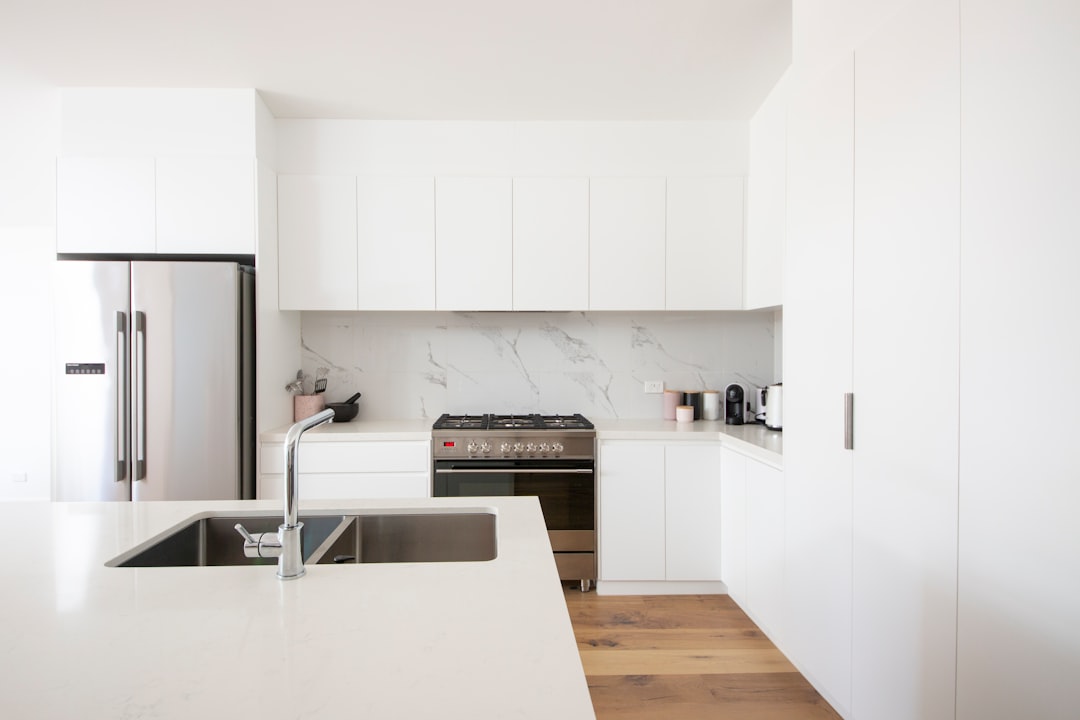 Minimalistische keuken opgeruimd houden met slimme opbergindeling