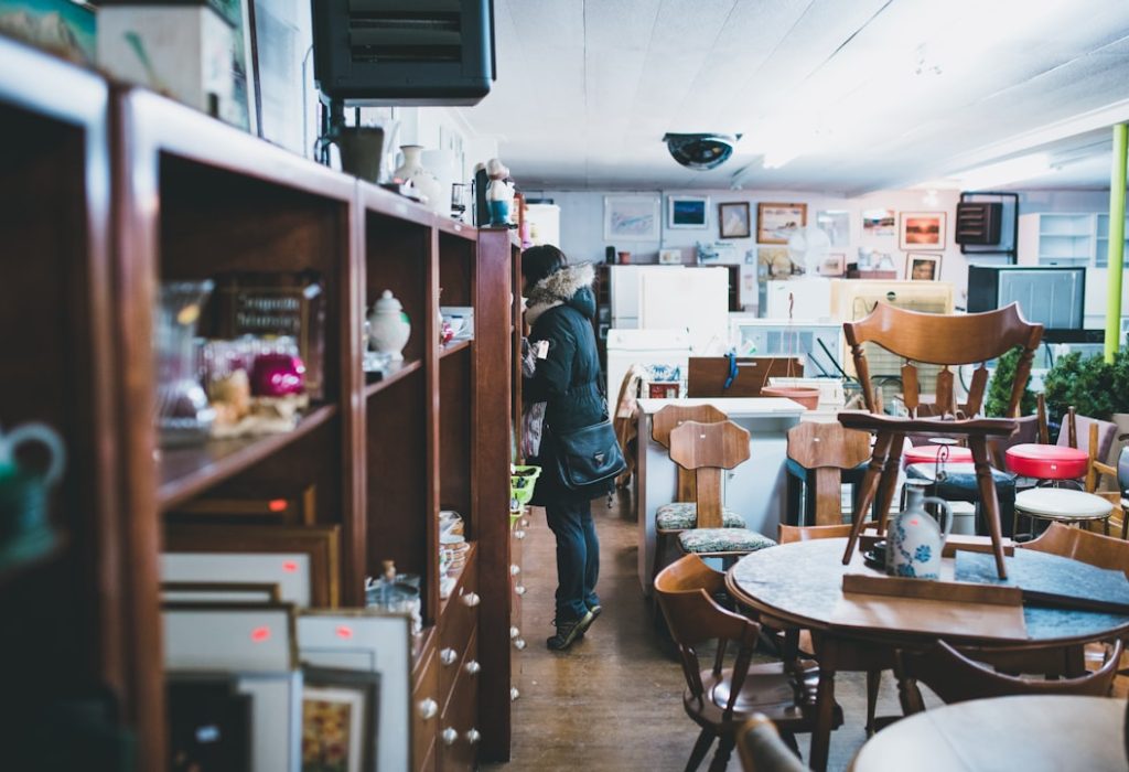 My wife and I had just moved to a new town and needed to furnish our apartment. Being firm believers in reusing previously owned stuff (and having not much money), we always preferred to shop in thrift shops. We found this amazing little mess near our new apartment .