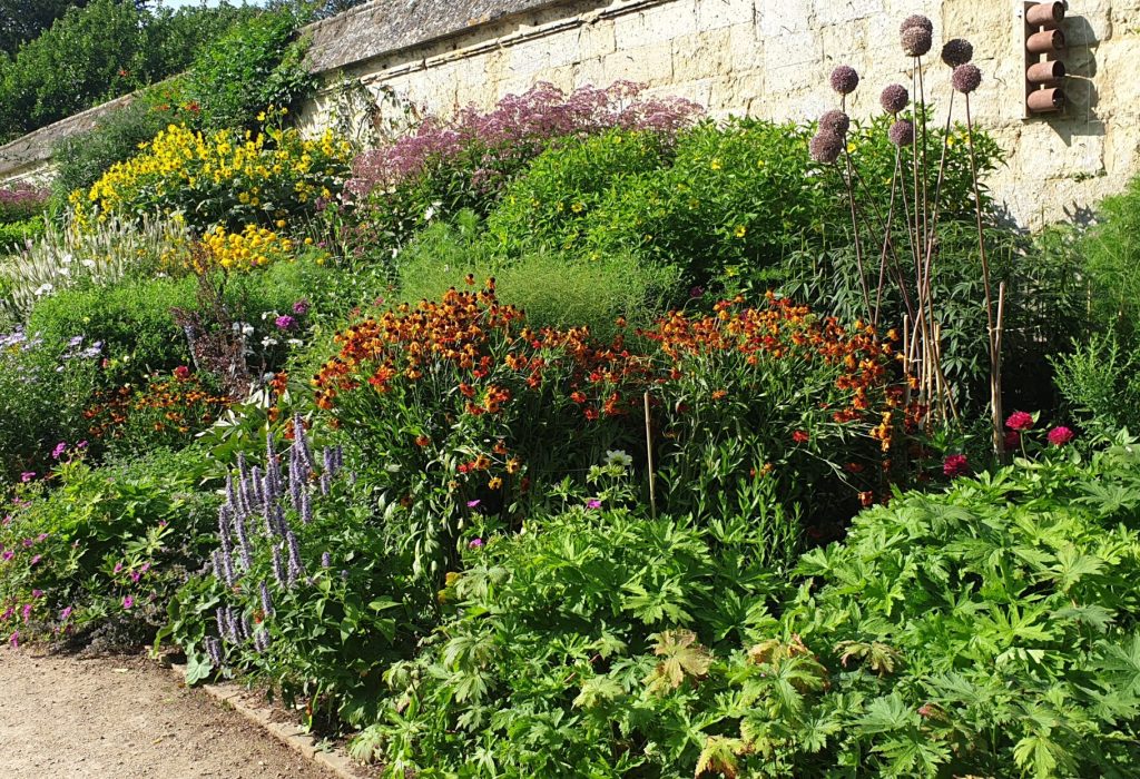 Klassieke vaste plantenborder in een Engelse tuin