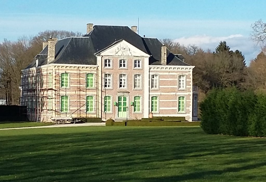 Kasteel in een groene omgeving als visuele referentie