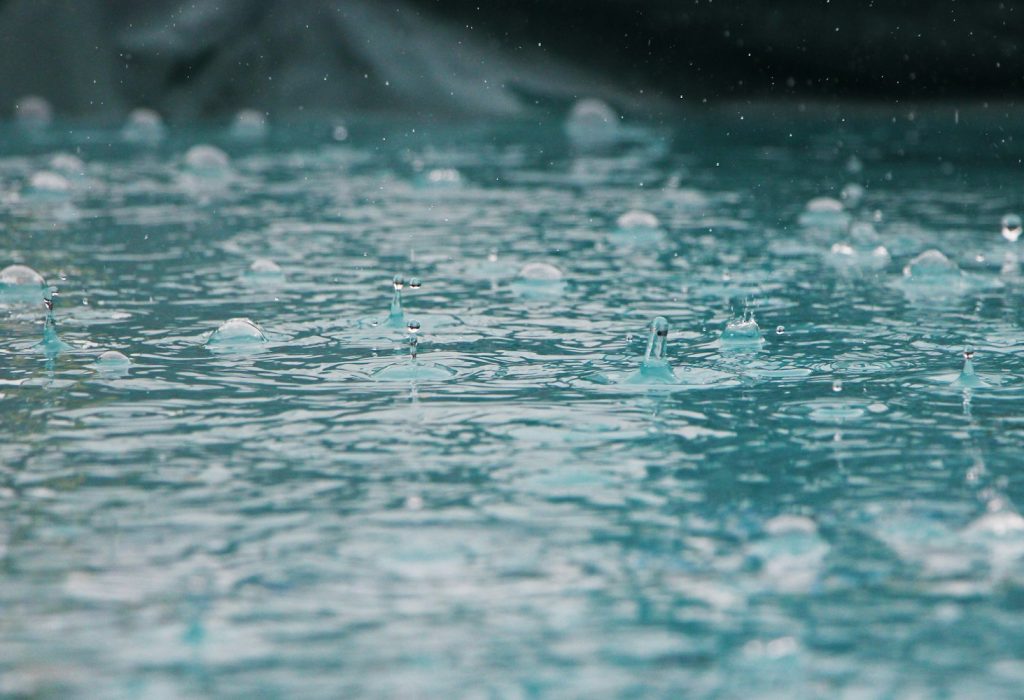 Regenpijp van een huis op regenachtige dag