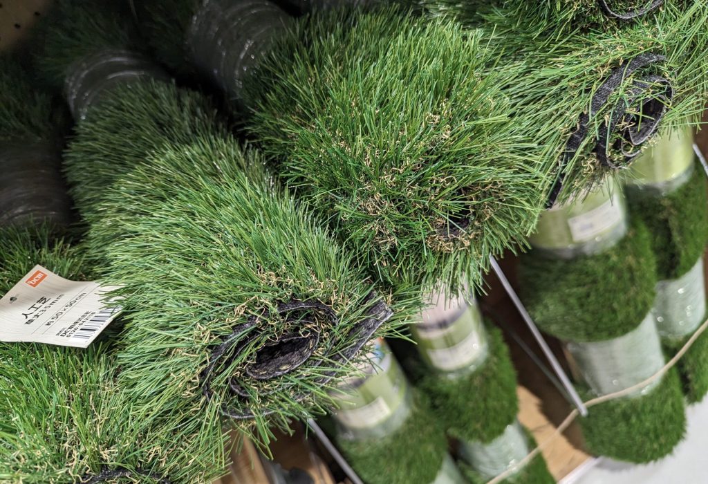 Kunstgras in een doe-het-zelf winkel